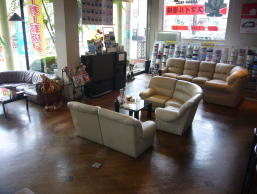 スマイル車検・八尾南店店内